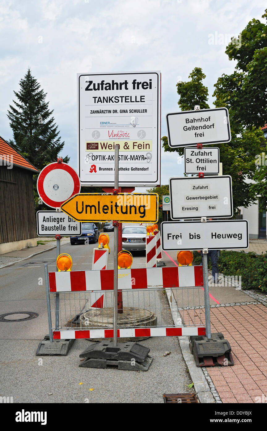 Verkehr-Zeichen-Dschungel in Eresing in der Nähe von Landsberg, Bayern Stockfoto