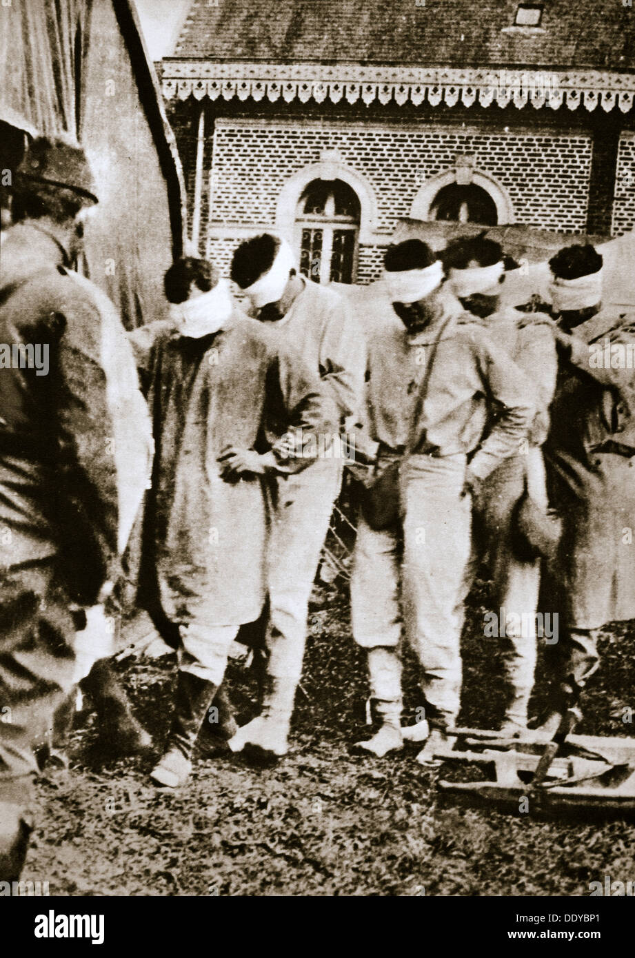 Alliierten Opfer von einem Giftgas, vorübergehend geblendet, in einem französischen Krankenhaus, Weltkrieg, c1915-c1918. Künstler: unbekannt Stockfoto