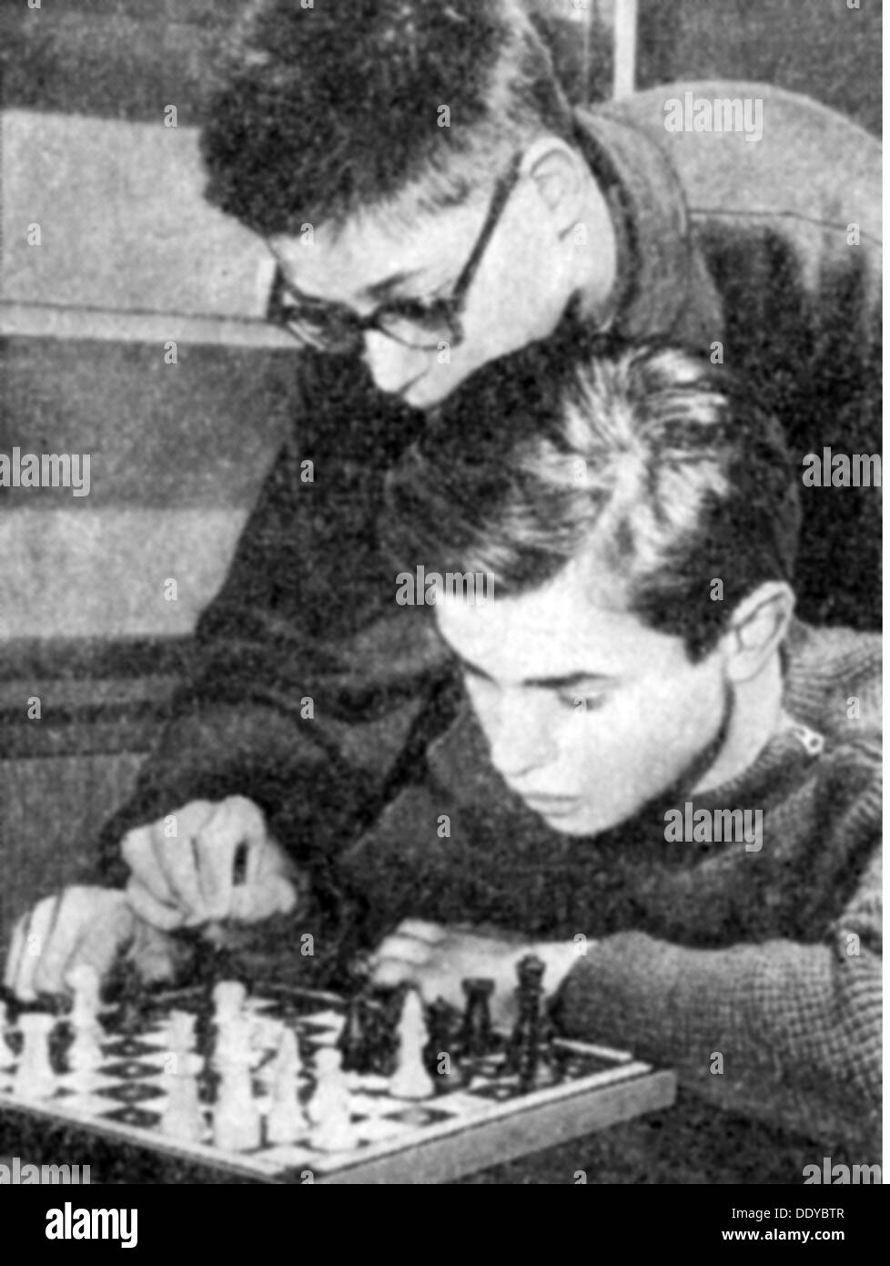 Partie, Schach, zwei Jugendliche spielen Schachspiel, aus: 'Die Brücke', 1964, Additional-Rights-Clearences-not available Stockfoto