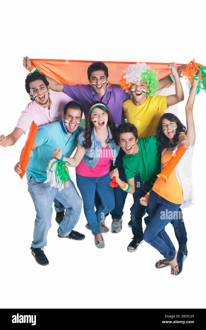 Porträt von fröhlichen jungen Freunde jubeln mit indischen Flagge auf weißem Hintergrund Stockfoto