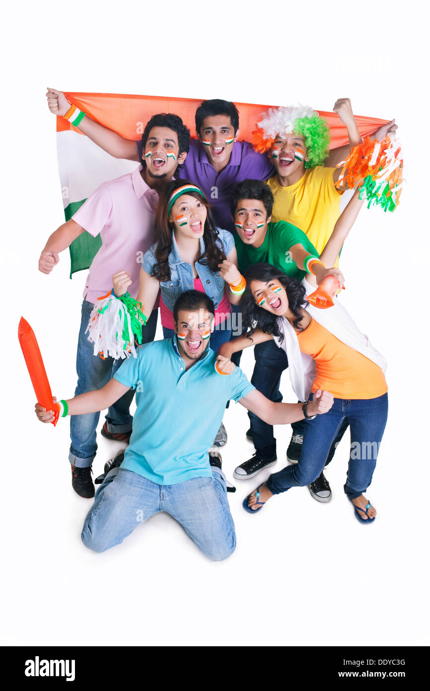 Porträt von glücklichen jungen Freunde jubeln mit indischen Flagge auf weißem Hintergrund Stockfoto