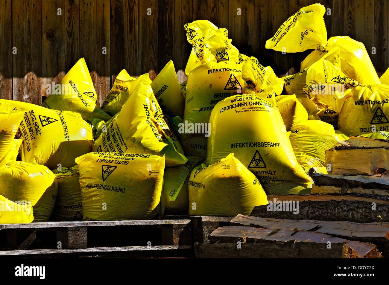Gelbe Säcke mit infektiösen Abfällen, Bayern Stockfoto