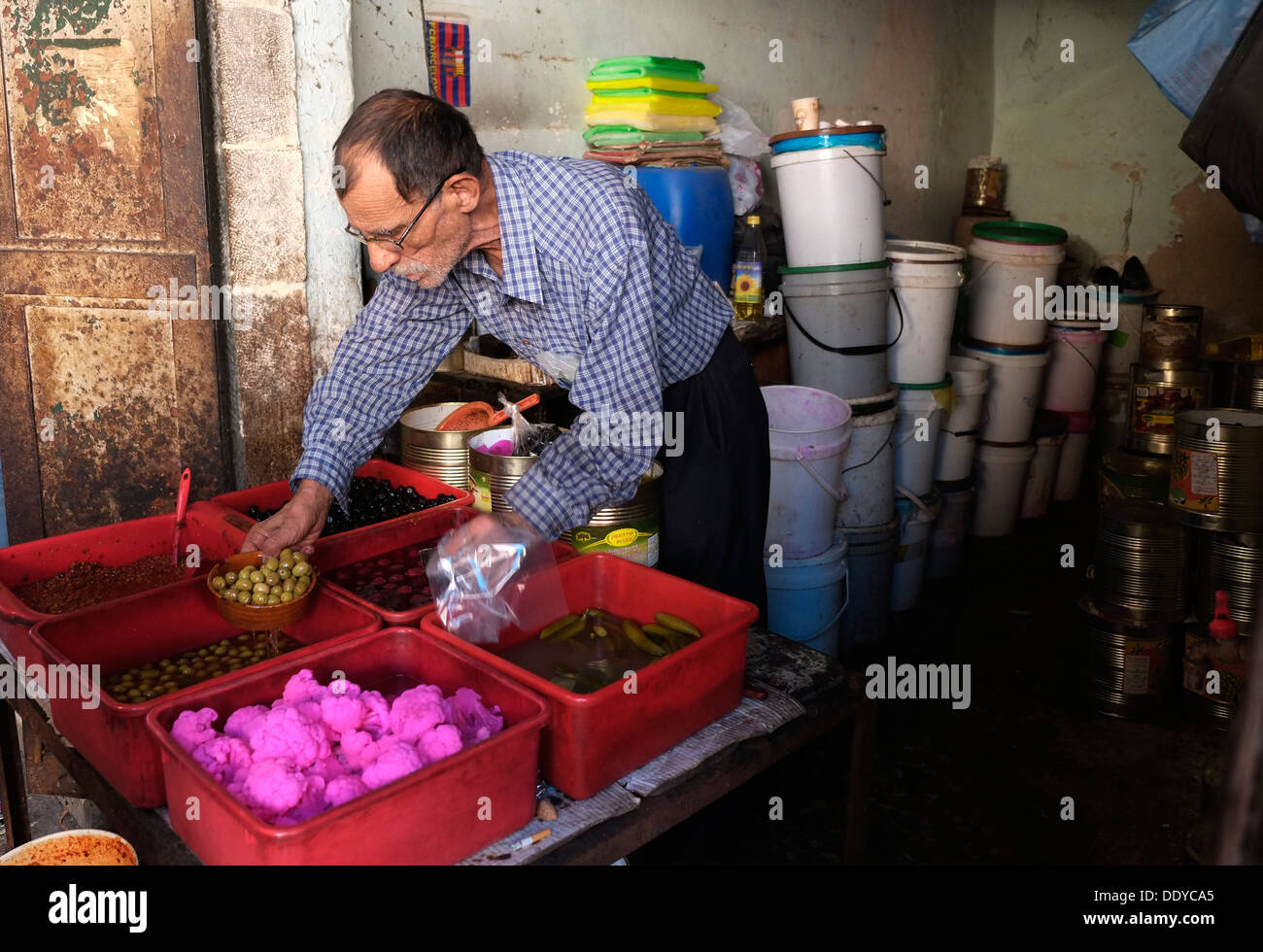 A Anbieter in Beit Habad Gurken auch Khan az Zait Straße in das muslimische Viertel Altstadt Ost-Jerusalem Israel Stockfoto