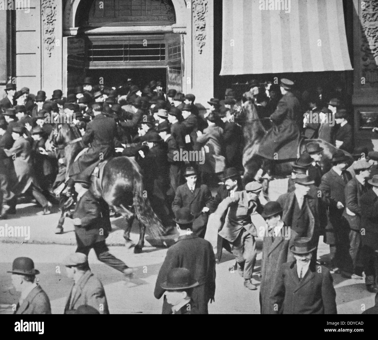 Berittene Polizei zerstreuen eine Menschenmenge, Union Square, New York City, USA, Ende 19. / Anfang 20. Jahrhunderts. Künstler: unbekannt Stockfoto