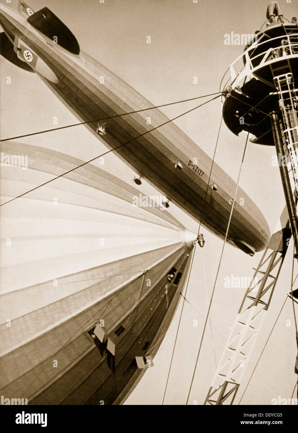 Deutschlands zwei mächtige Luftschiffe, die "Graf Zeppelin" und der "Hindenburg", 1936. Künstler: unbekannt Stockfoto