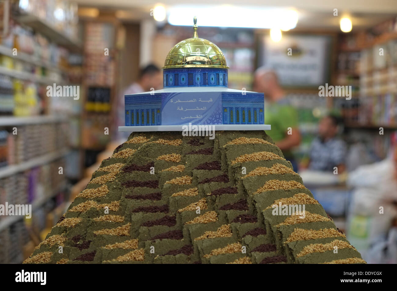 Ein Miniaturmodell des islamischen Schreins Kuppel des Felsens steht auf einer Zatar Gewürzpyramide in einem Lebensmittelgeschäft in Beit Habad und der Khan az Zait Straße im muslimischen Viertel in Ost-Jerusalem Israel Stockfoto