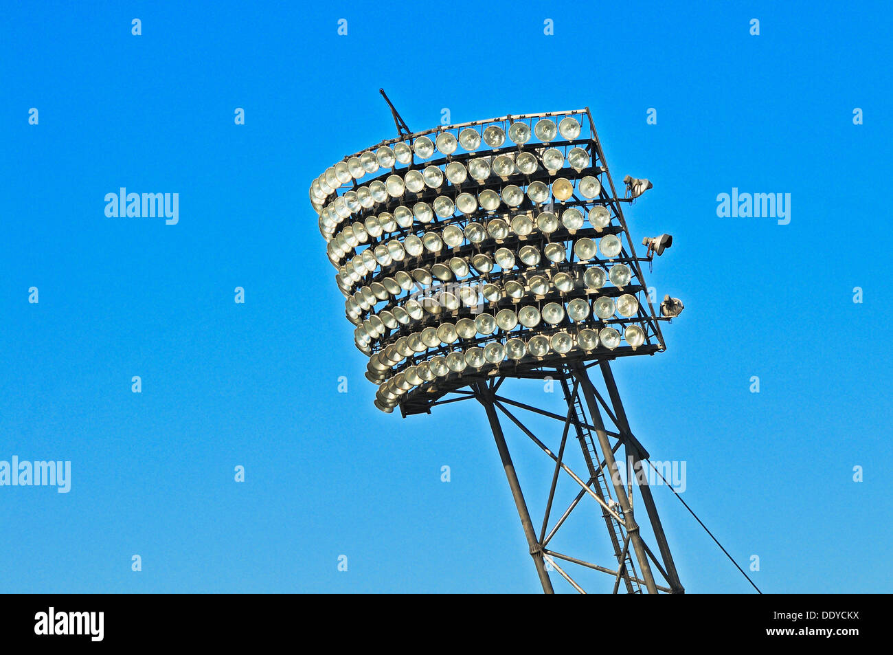 Flutlicht am Olympiastadion, München, Bayern Stockfoto
