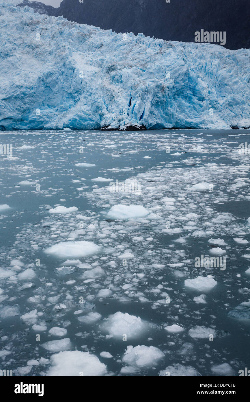 In der Nähe der Flanke eines blauen Gletscher kalben Eis oder Ablation schweben in der alaskan Ozean Stockfoto
