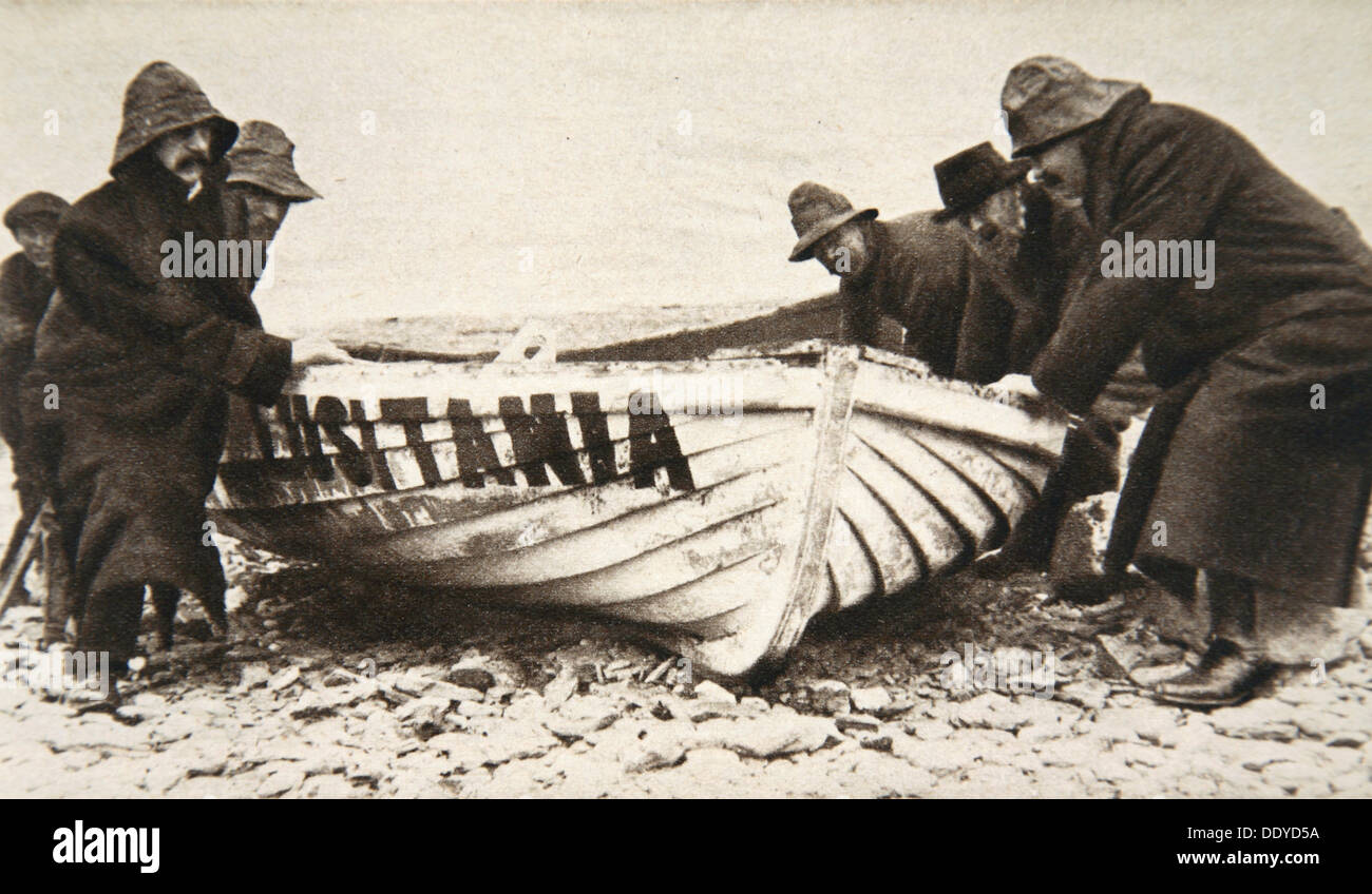 Schleppen eines der "Lusitania" Rettungsboote an den Strand, Irland, 8. Mai 1915.  Künstler: Clarke & Hyde Stockfoto