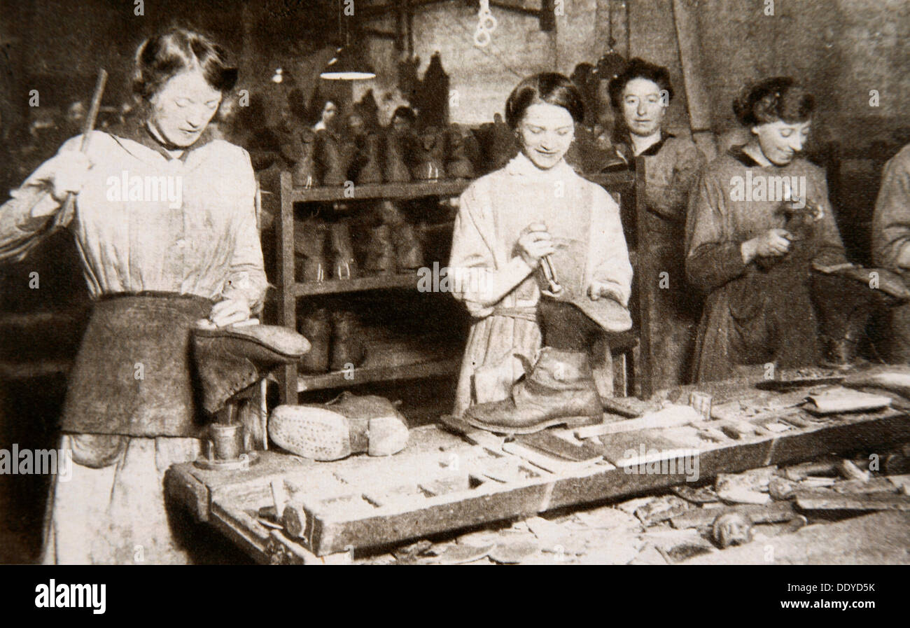 Frauen arbeiten in einem Boot Reparatur Fabrik, Old Kent Road, London, Weltkrieg, c1914-c1918. Künstler: S und G Stockfoto