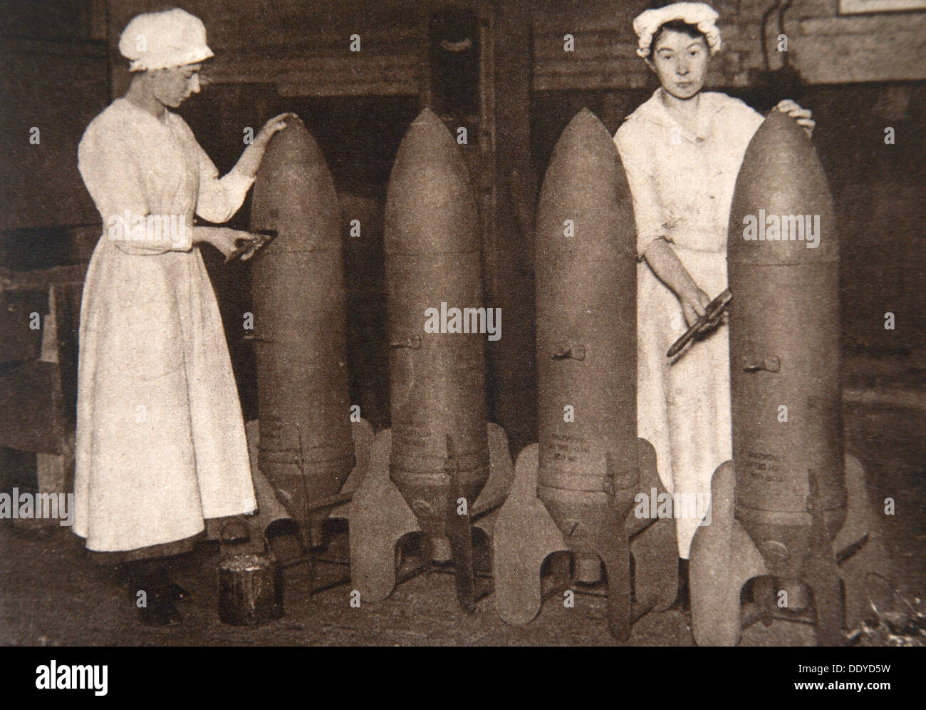 Frauen Munition Arbeitnehmer setzen einen Anstrich auf Fliegerbomben, Weltkrieg, c1914-c1918. Künstler: S und G Stockfoto