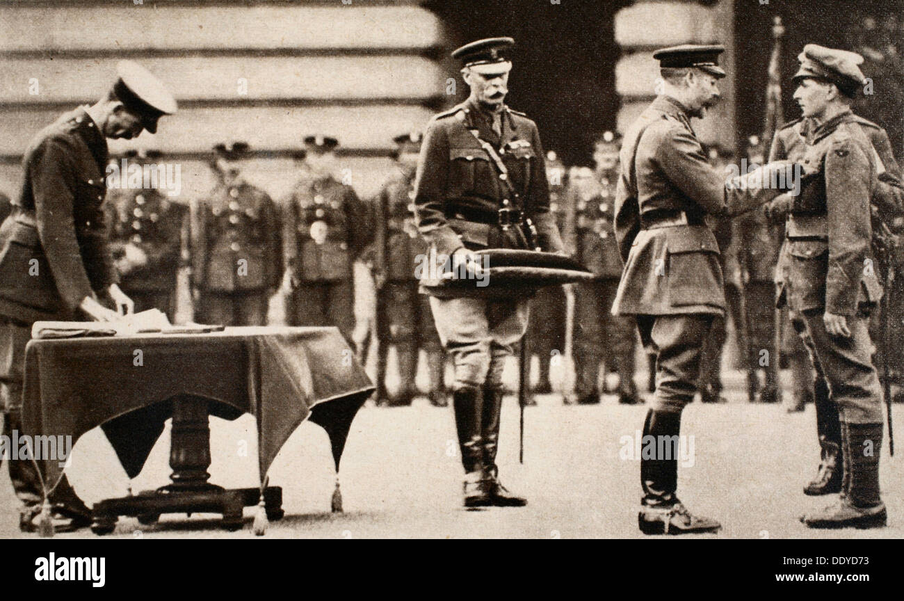 König George V Verleihung das Victoria-Kreuz an Private Wilfred Edwards, 1917. Künstler: unbekannt Stockfoto