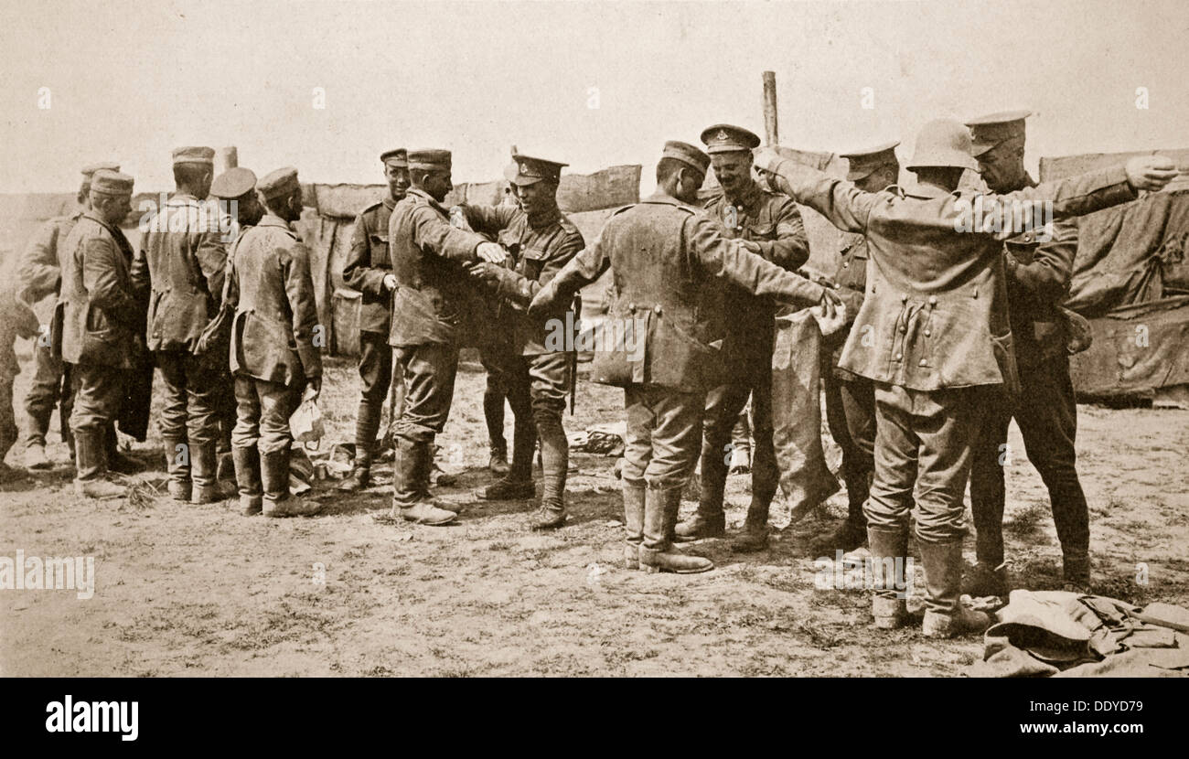 Britische Soldaten suchen erbeutete deutsche Kriegsgefangenen, Somme Kampagne, Frankreich, Weltkrieg, 1916. Künstler: unbekannt Stockfoto
