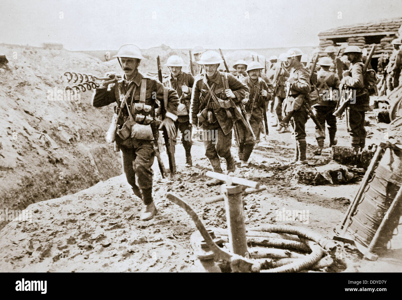 Eine britische Verdrahtung Party hinauf in die Schützengräben, Somme Kampagne, Frankreich, Weltkrieg, 1916. Künstler: unbekannt Stockfoto
