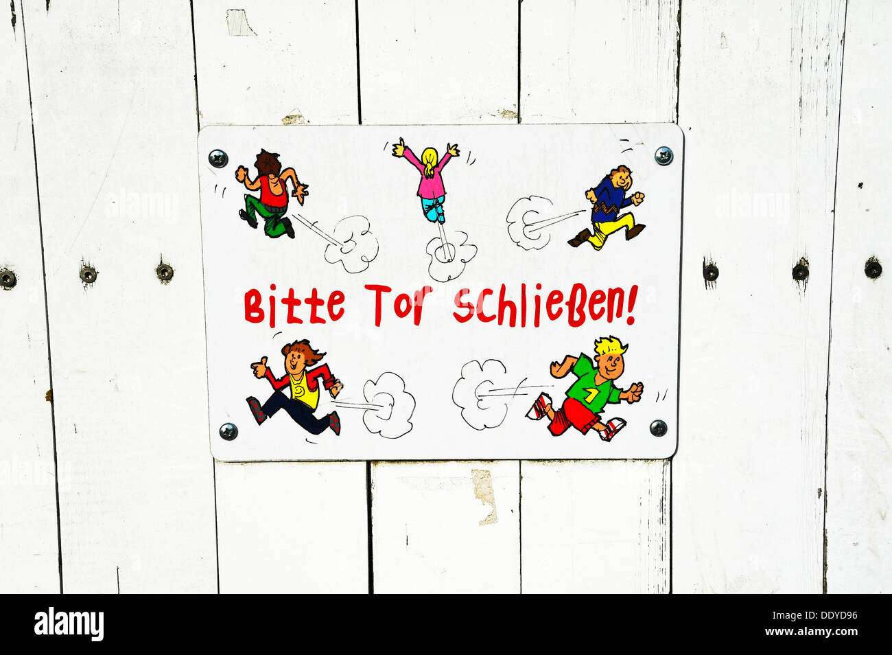 Melden Sie "Bitte Tor entweder", Deutsch für "bitte das Tor schließen" auf das Tor zu einem Kindergarten, München, Bayern Stockfoto
