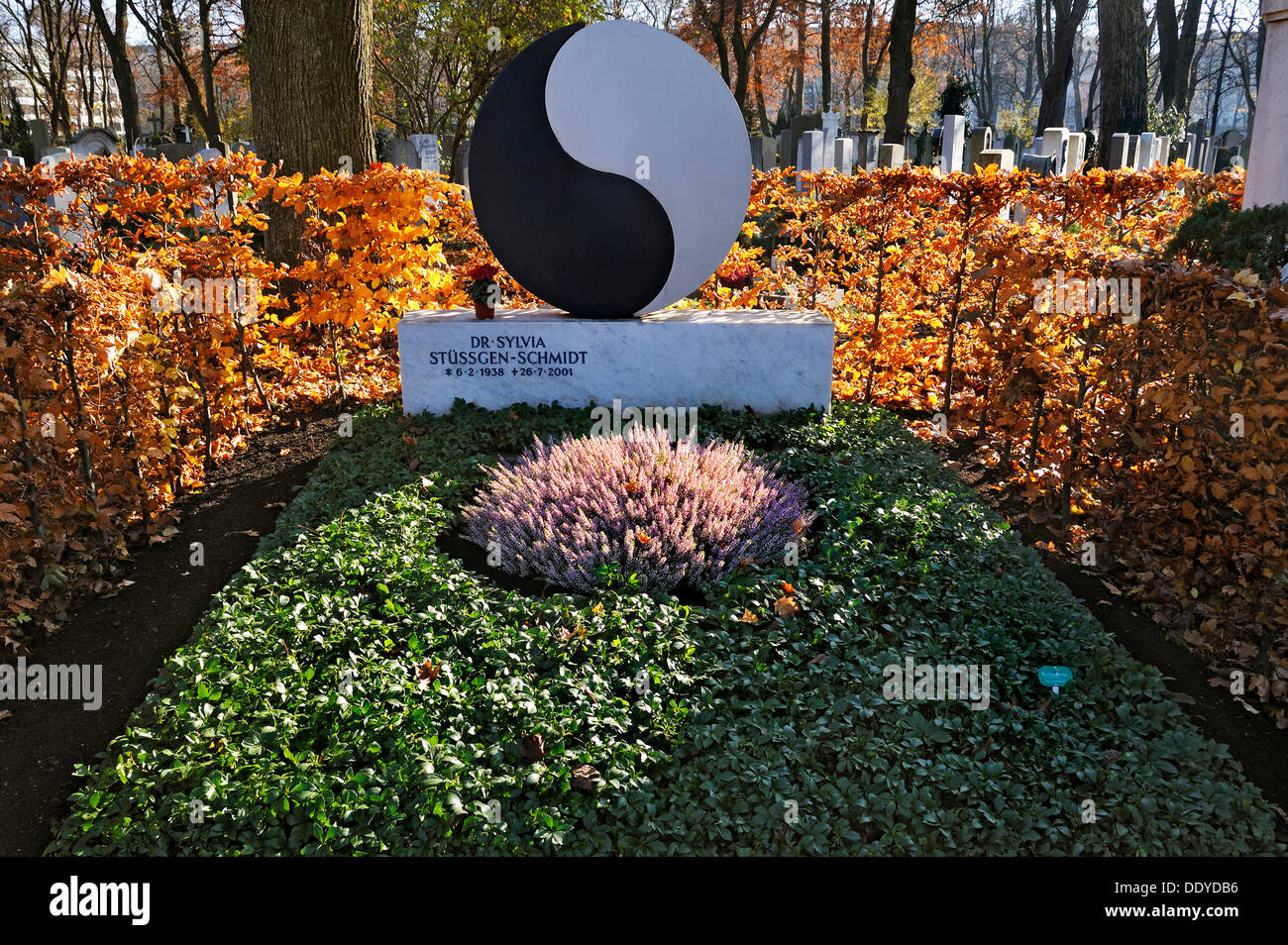 Yin und Yang Symbol am Grab, Ostfriedhof, East Cemetery, München, Bayern Stockfoto