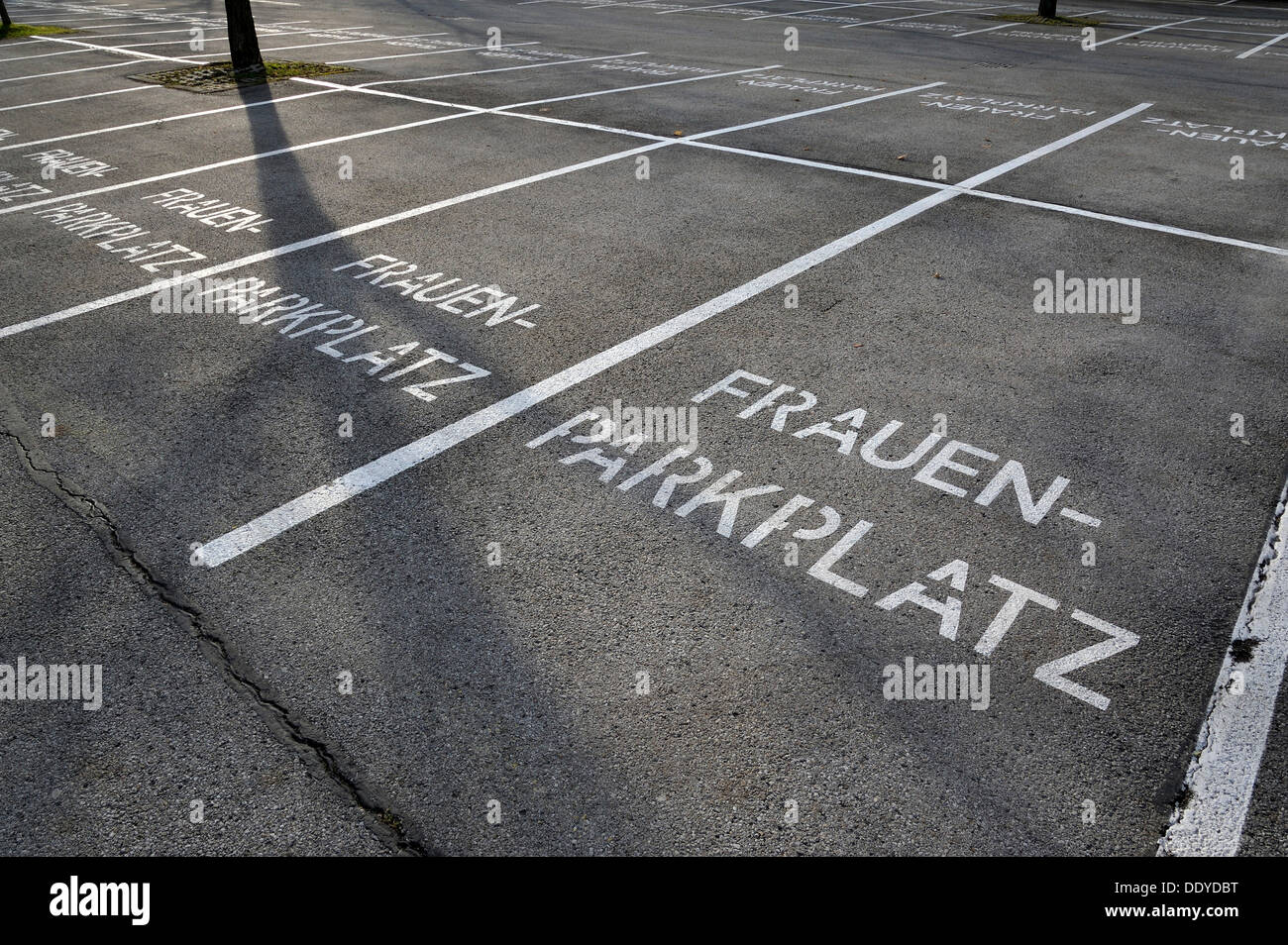 Für Frauen, reservierte Parkplätze Neuperlach verklagt, München, Bayern, PublicGround Stockfoto