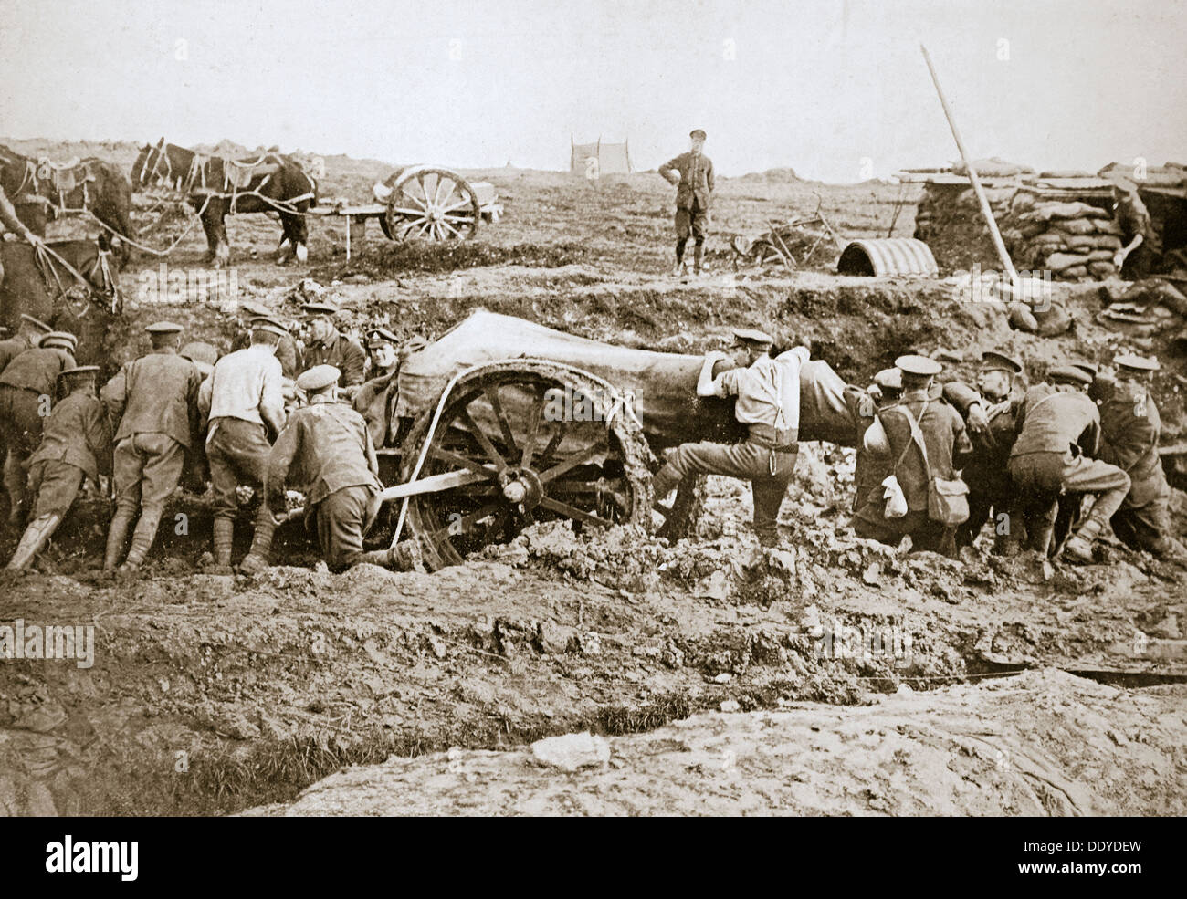 Eine große Kanone im Schlamm, rangieren Somme Kampagne, Frankreich, Weltkrieg, 1916. Künstler: unbekannt Stockfoto