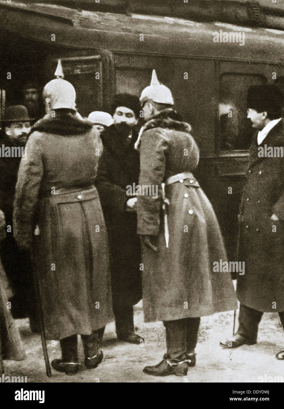 Trotzki und russischen Delegierten von deutschen Offizieren, Brest-Litowsk, Russland, 1917 begrüßt. Künstler: unbekannt Stockfoto