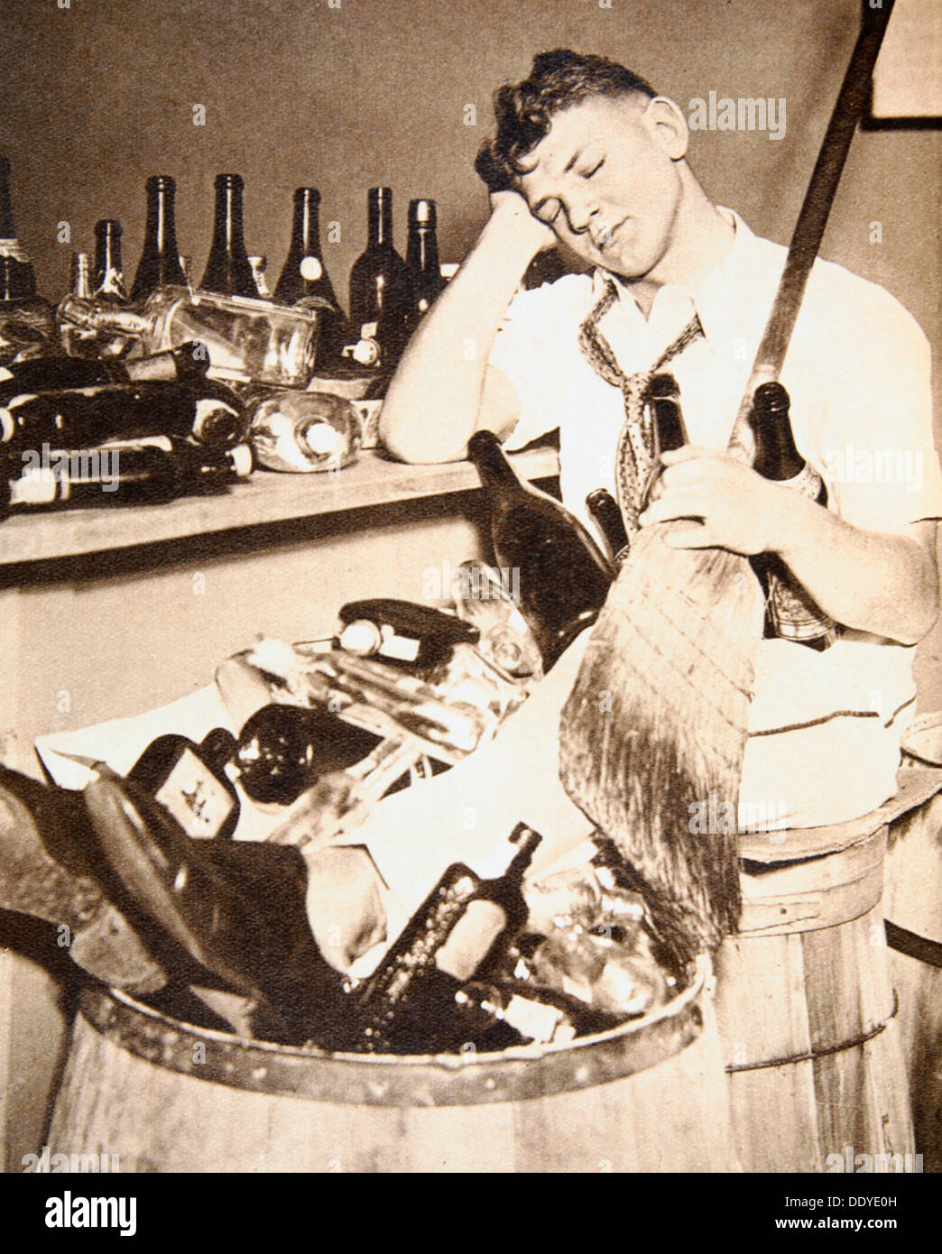 Getränk wird desto besser eines jungen Mannes, USA, 1933. Künstler: unbekannt Stockfoto