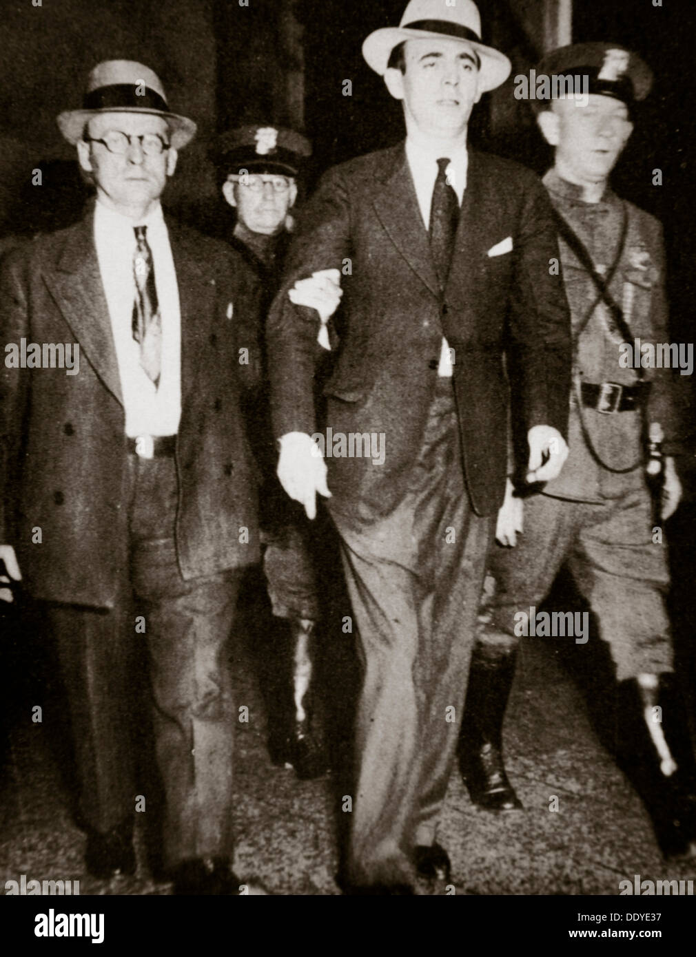 Jack "Legs" Diamant, vorübergehend in den Händen des Gesetzes in Troy, New York, USA, Juli 1931 Künstler: unbekannt Stockfoto