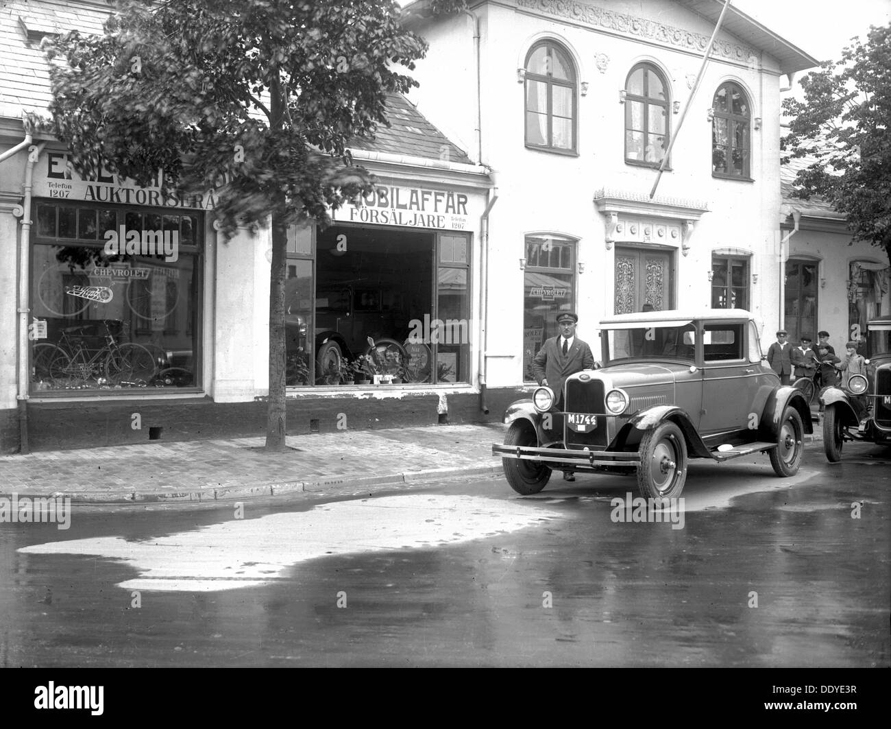 Ford Auto und Fahrer außerhalb einer Car Company, Landskrona, Schweden, 1925. Artist: Unbekannt Stockfoto