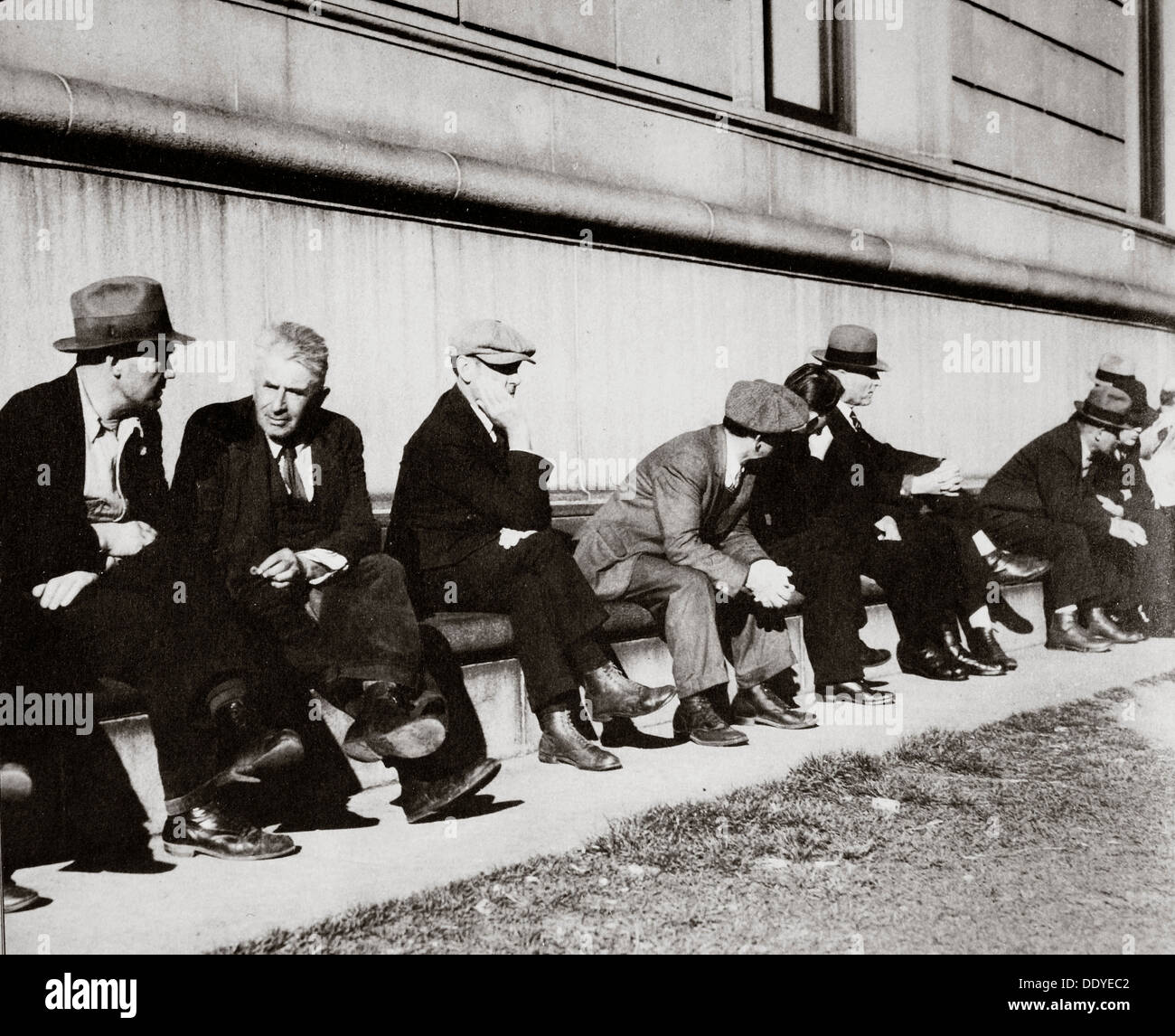 Arbeitslose Männer sitzen außerhalb der öffentlichen Bibliothek, San Francisco, Kalifornien, USA, Februar 1937. Künstler: unbekannt Stockfoto