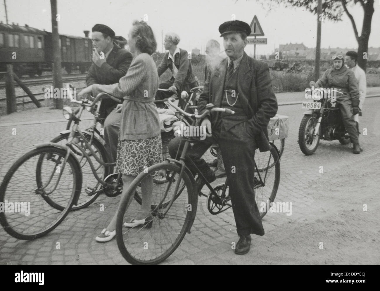 Radfahrer von einem Bahnübergang, Landskrona, Schweden, 1950. Artist: Unbekannt Stockfoto