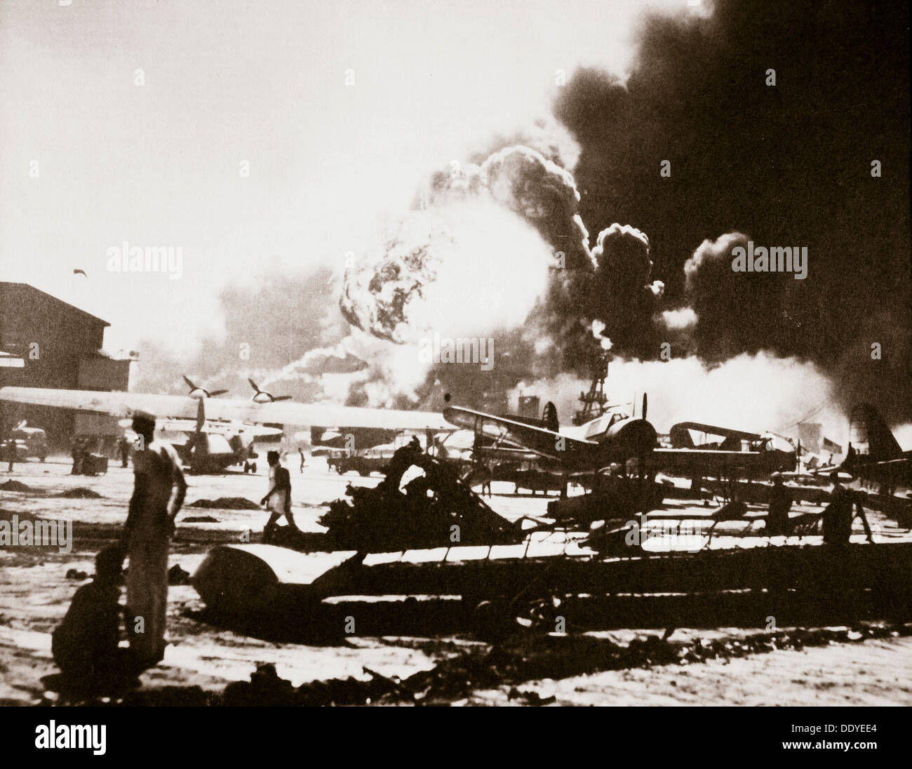 Den Trümmern übersäte Naval Air Station, Pearl Harbor, 7. Dezember 1941. Künstler: unbekannt Stockfoto