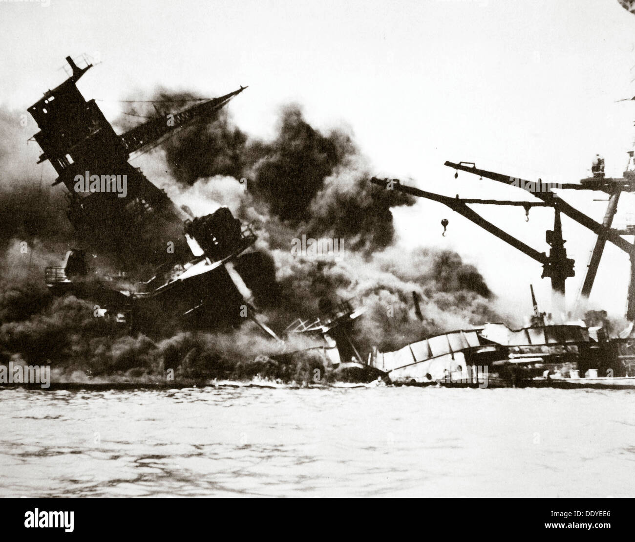 Schlachtschiff USS "Arizona" (BB-39) sinken während des Angriffs auf Pearl Harbor 1941. Künstler: unbekannt Stockfoto