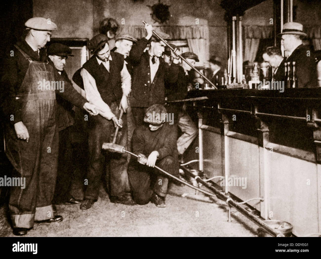 Eine Bar in Camden, New Jersey, abgebaut gewaltsam von trockenen Agenten, USA, 1920er Jahre. Künstler: unbekannt Stockfoto