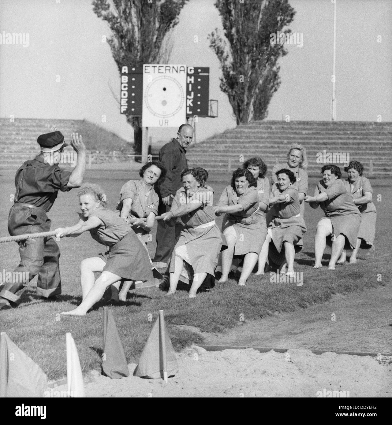 Frauen Tauziehen Team in Aktion, Stadion in Landskrona, Schweden, 1957. Artist: Unbekannt Stockfoto