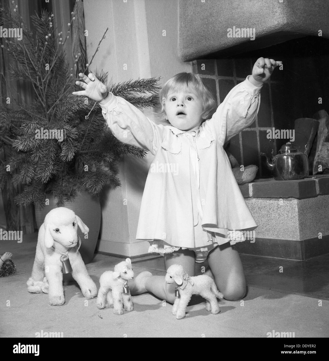 Ein kleines Mädchen spielen mit ihre Weihnachtsgeschenke, Schweden, 1955. Artist: Unbekannt Stockfoto