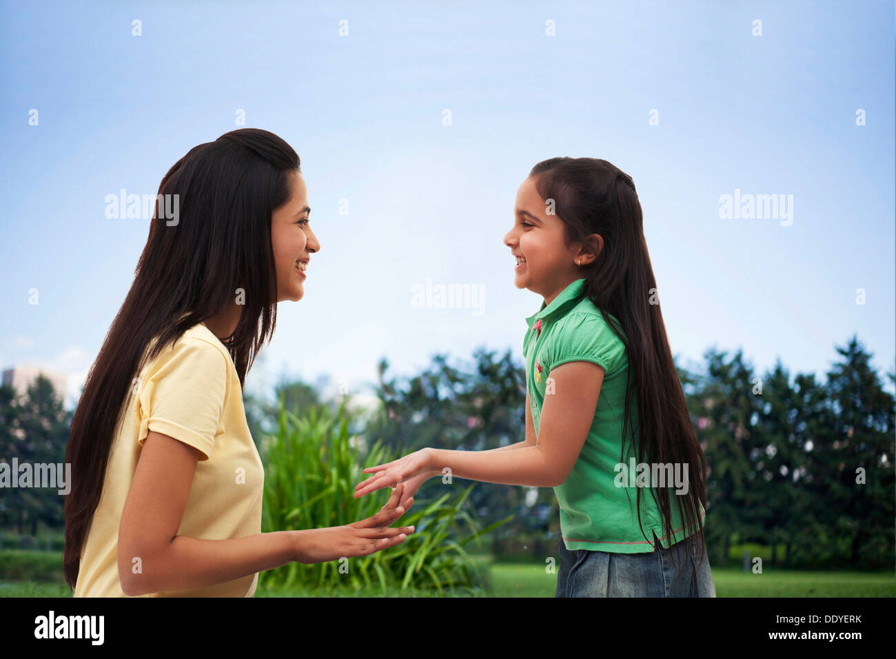Höhenplan der glückliche Mutter und Tochter spielen auf weißem Hintergrund Stockfoto