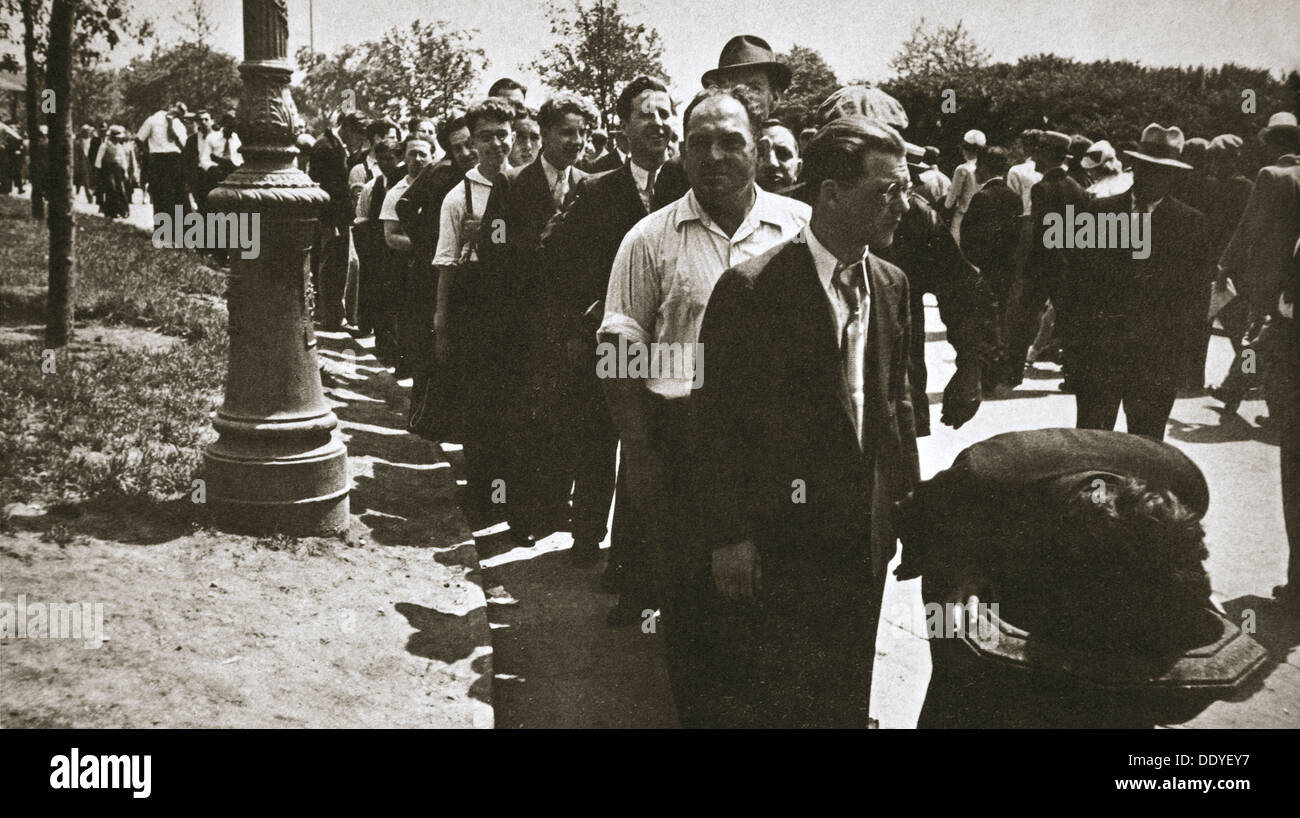 Arbeiter, die Schlange für Wasser, Battery Park, New York, USA, Anfang der 1930er Jahre. Künstler: unbekannt Stockfoto