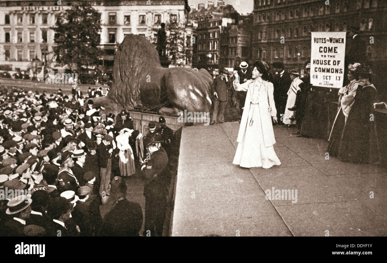 Christabel Pankhurst, britische Frauenrechtlerin, Adressierung eine Menschenmenge am Trafalgar Square in London, 1908. Künstler: unbekannt Stockfoto