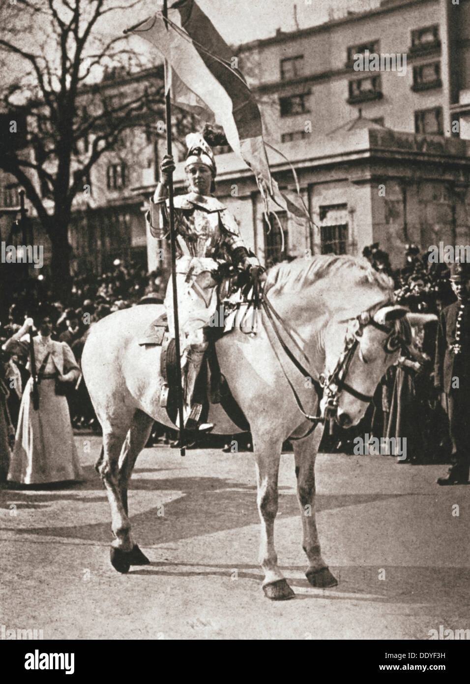 Britische Suffragette Elsie Howey als Joan of Arc, London, 17. April 1909. Künstler: unbekannt Stockfoto