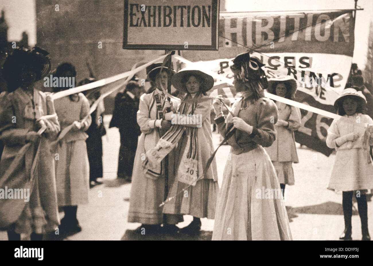 Junge Suffragetten fördern die 14-tägigen Frauen Ausstellung, London, 13. Mai 1909. Künstler: unbekannt Stockfoto