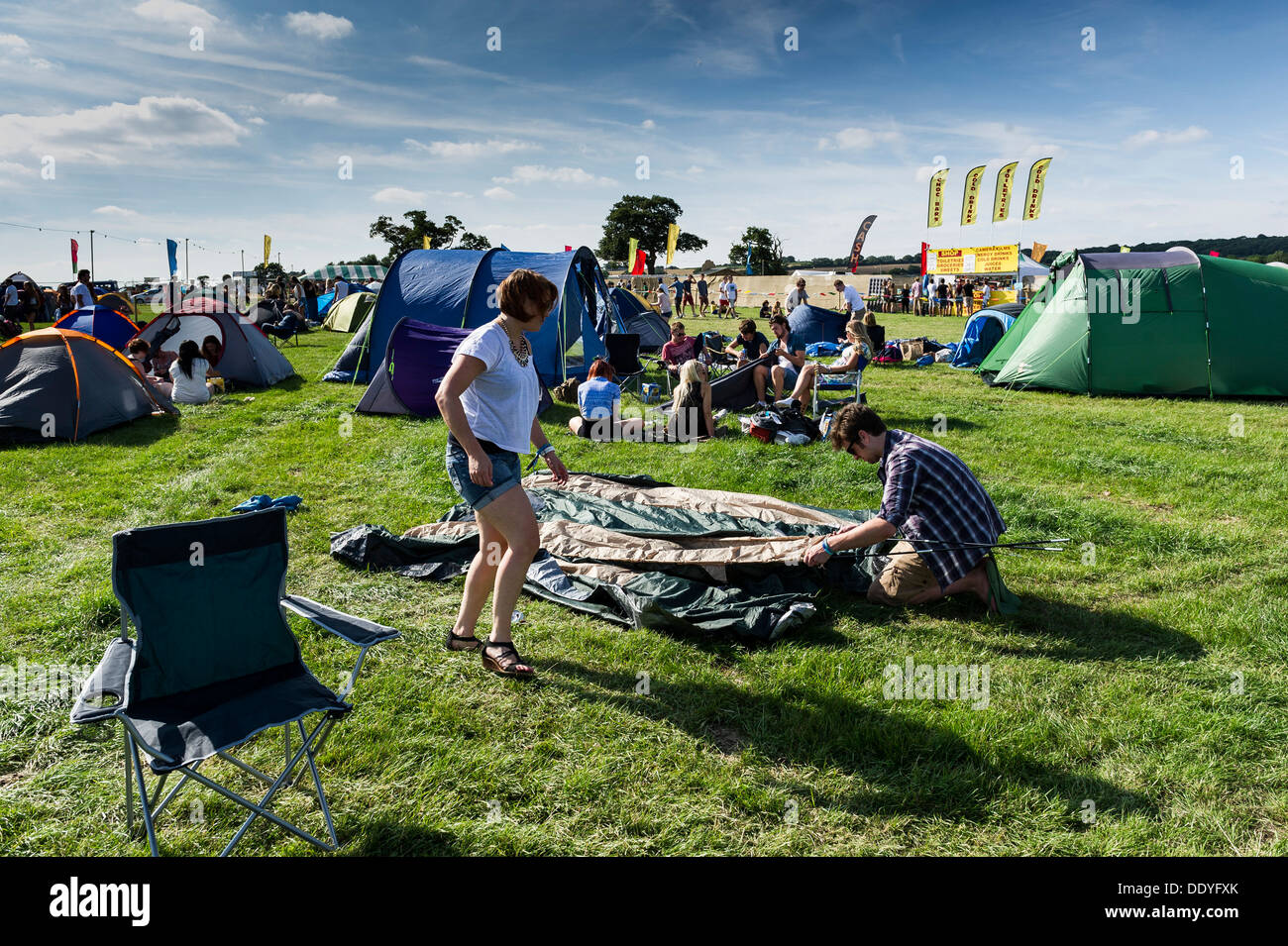 BesucherInnen, die ein Zelt auf dem Brownstock Festival in Essex zu errichten. Stockfoto