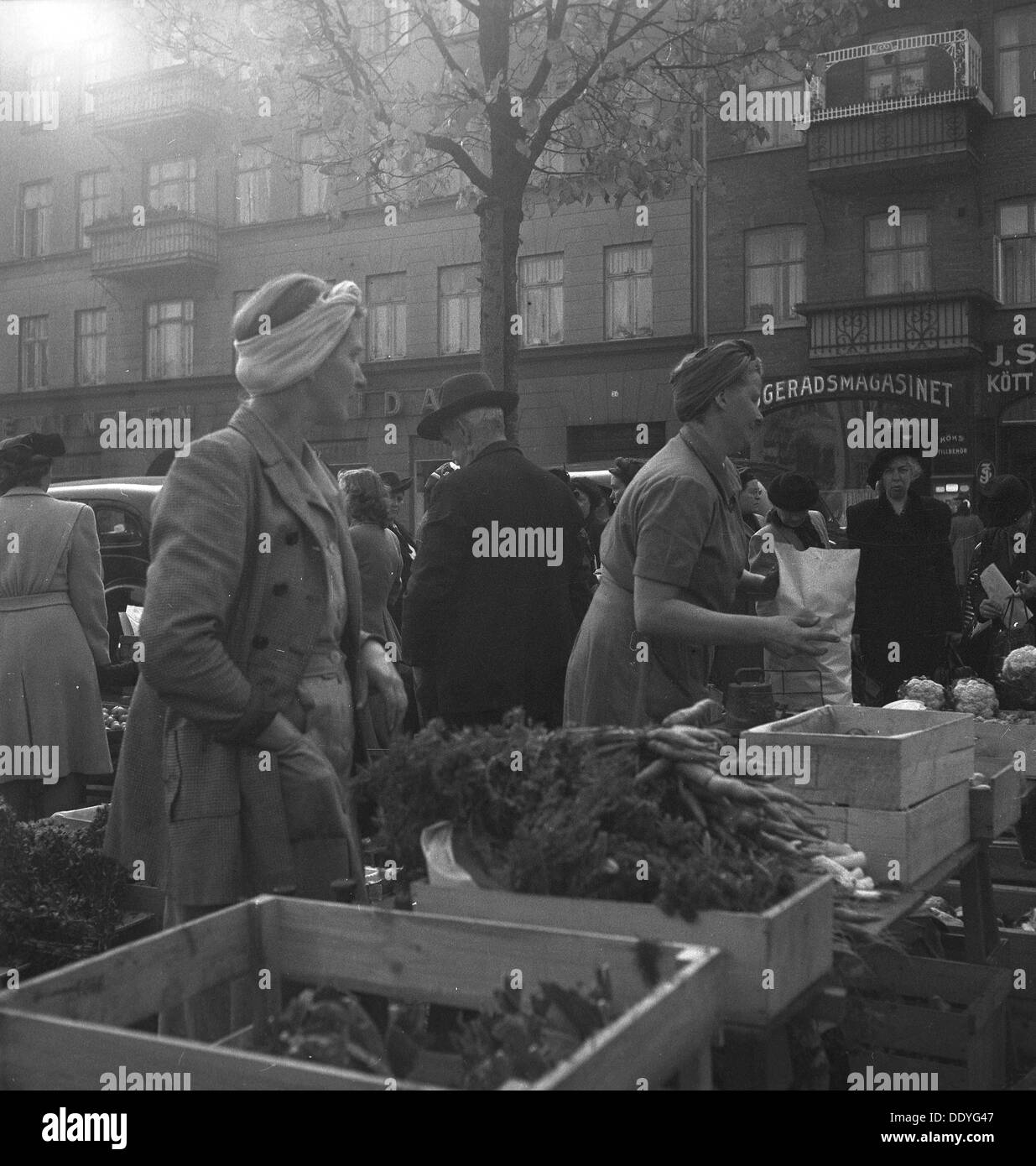 Gemüse auf dem Markt, Malmö, Schweden, 1947. Artist: Otto Ohm Stockfoto