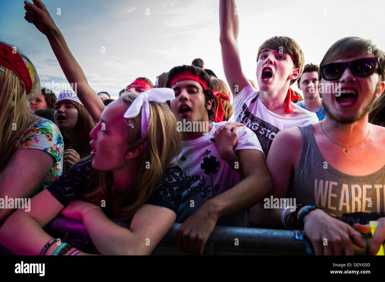 Begeistert junge Menschen aus dem Publikum auf dem Brownstock Festival in Essex. Stockfoto