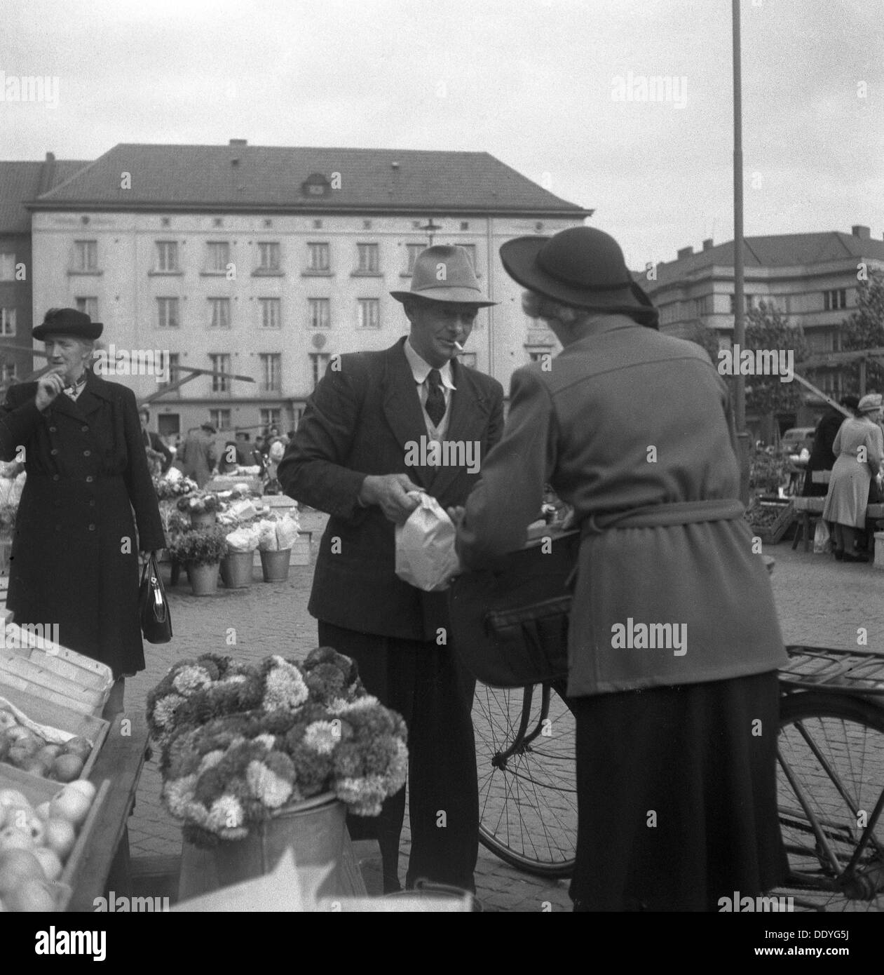 Szene auf dem Markt, Malmö, Schweden, 1947. Artist: Otto Ohm Stockfoto