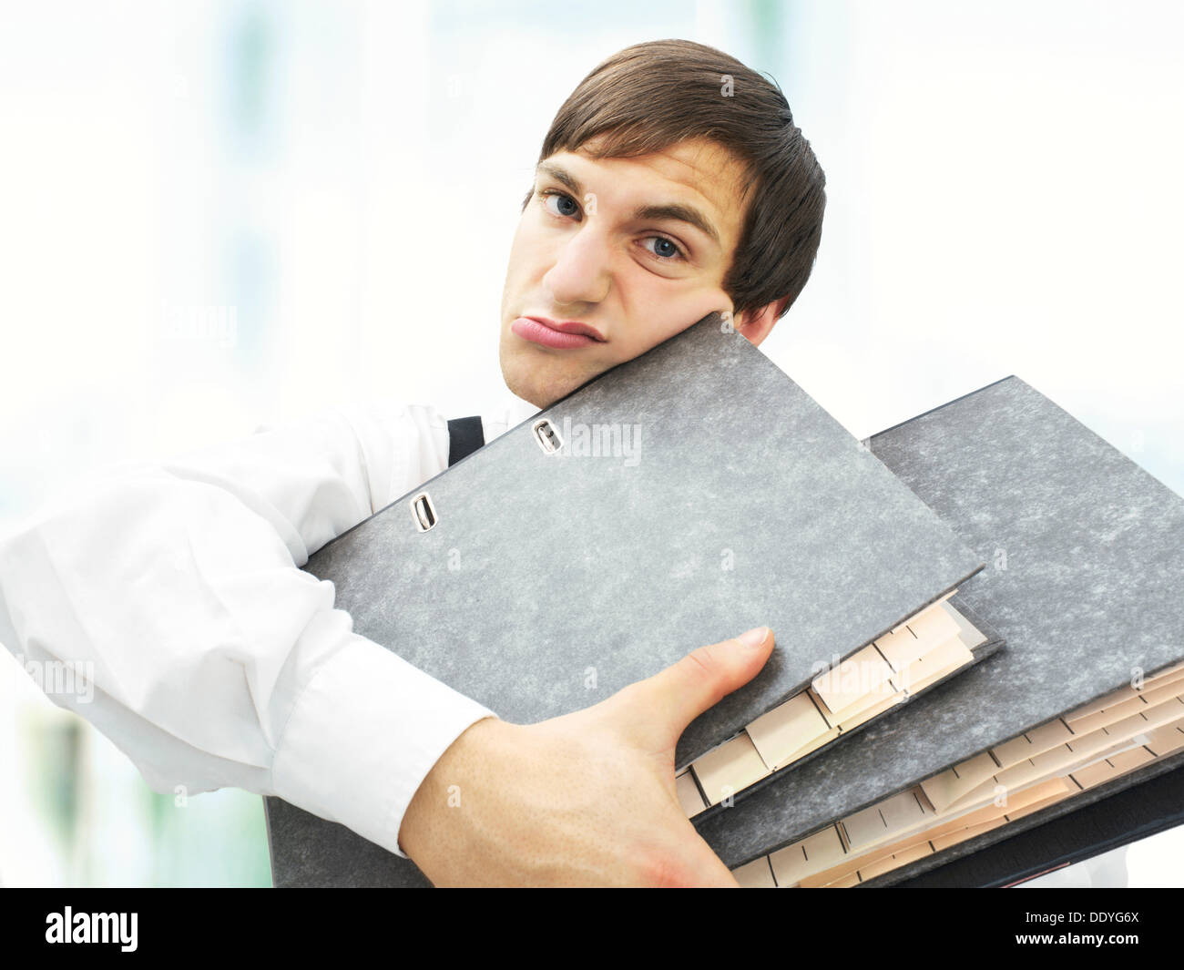 Buchhalter, Sachbearbeiter im Büro, mit einem Stapel von Dokumenten Stockfoto