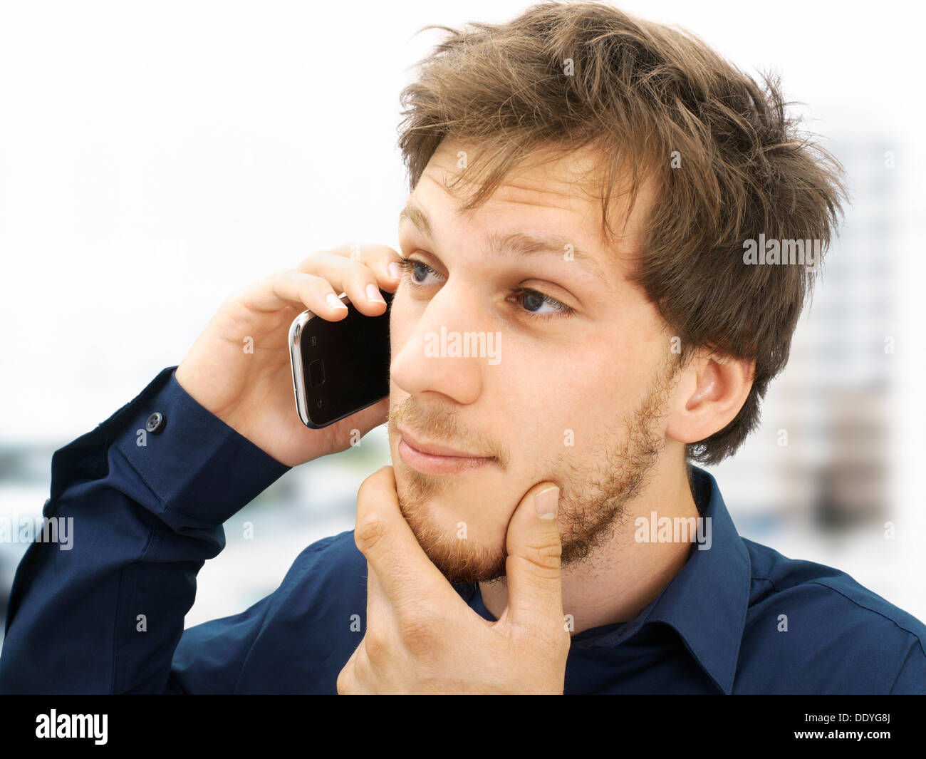 Porträt eines Geschäftsmannes, telefonieren, nachdenklich, konzentriert Stockfoto