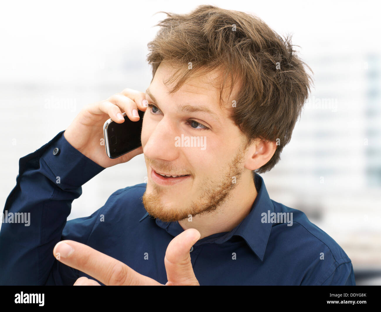 Porträt eines Geschäftsmannes, telefonieren, gestikulierend, freundlich, optimistisch Stockfoto