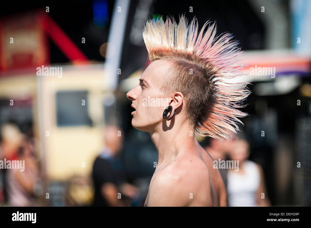 Ein Mann mit einer Punk mohican Frisur beim Brownstock Festival in Essex. Stockfoto