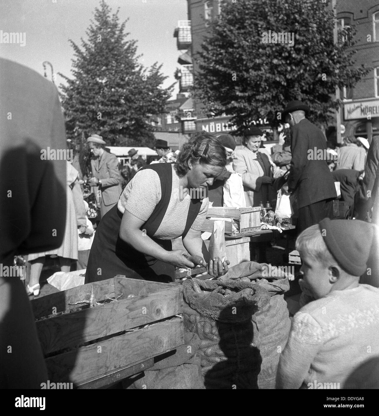 Obst und Gemüse auf dem Markt, Malmö, Schweden, 1947. Artist: Otto Ohm Stockfoto