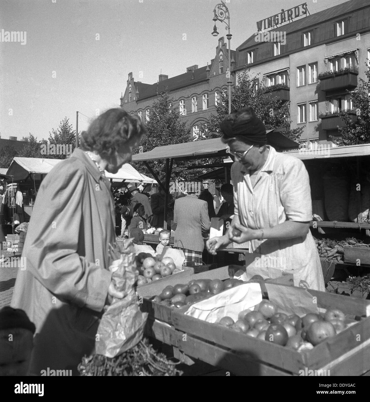 Obst und Gemüse auf dem Markt, Malmö, Schweden, 1947. Artist: Otto Ohm Stockfoto