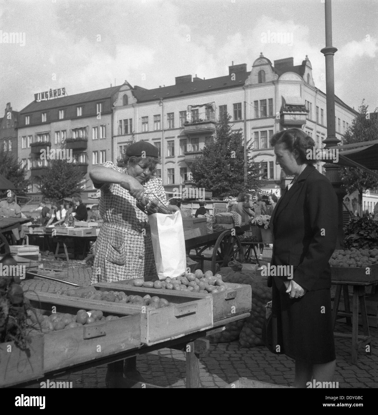 Frau kaufen Kartoffeln aus Obst und Gemüse auf dem Markt, Malmö, Schweden, 1947. Artist: Otto Ohm Stockfoto