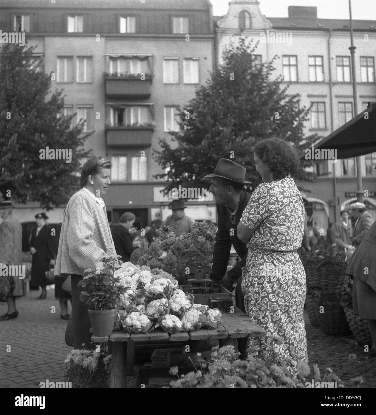 Abschaltdruck verkaufen Obst und Gemüse Blumenkohl im Markt, Malmö, Schweden, 1947. Artist: Otto Ohm Stockfoto